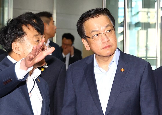 韓国の崔相穆（チェ・サンモク）大統領権限代行が２０日、慶州（キョンジュ）を訪問してアジア太平洋経済協力（ＡＰＥＣ）首脳会議の準備状況を点検した。キム・ヒョンドン記者