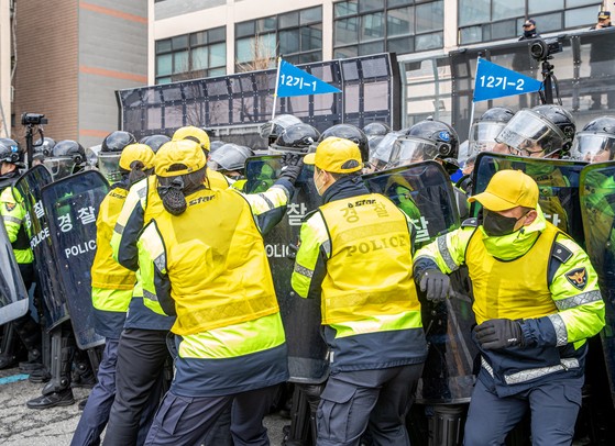 警察隊員が弾劾宣告に備えて訓練をする様子。［写真　ソウル警察庁］