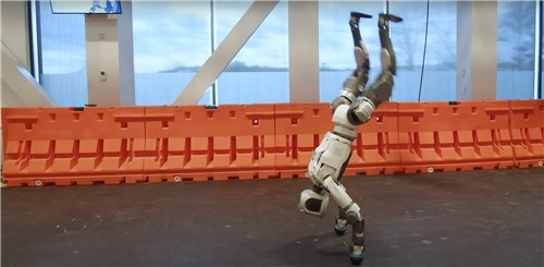 逆立ちする「アトラス」［写真　ボストンダイナミックス］