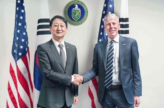 韓国の安徳根（アン・ドクグン通商）産業通商資源部長官（左）が２０日（現地時間）、米国ワシントンＤ．Ｃ．のエネルギー省庁舎会議室でクリス・ライト長官と会談後、記念撮影をしている。［写真　韓国産業通商資源部］