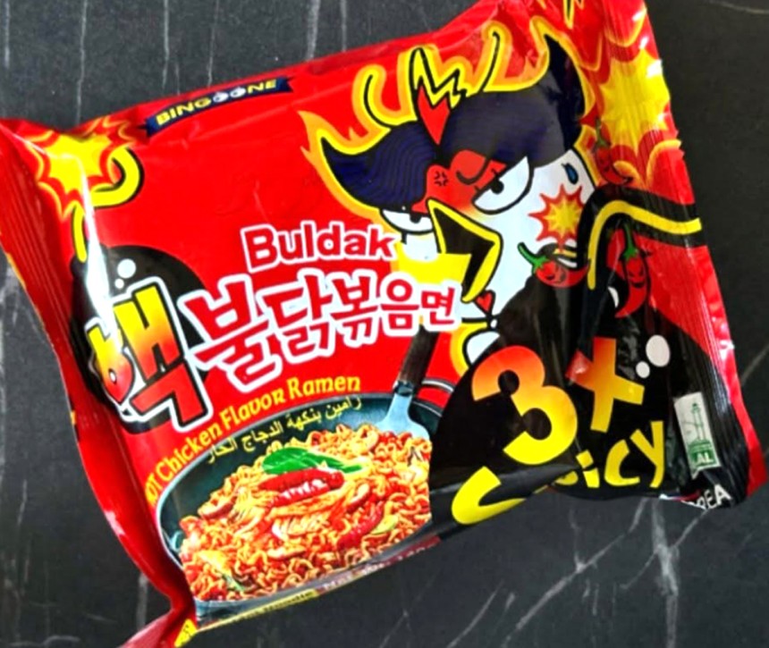 誠信女子大学の徐坰徳教授２５日にフェイスブックに投稿したブルダック炒め麺のコピー品の写真。［フェイスブック　キャプチャー］