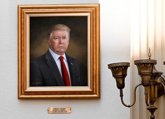 米国コロラド州議会に飾られているトランプ大統領の肖像画（写真ＡＰ＝連合ニュース）