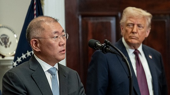 現代自動車グループの鄭義宣会長が、トランプ米大統領が見守る中ホワイトハウスで対米投資計画を発表している。［写真　ホワイトハウス］