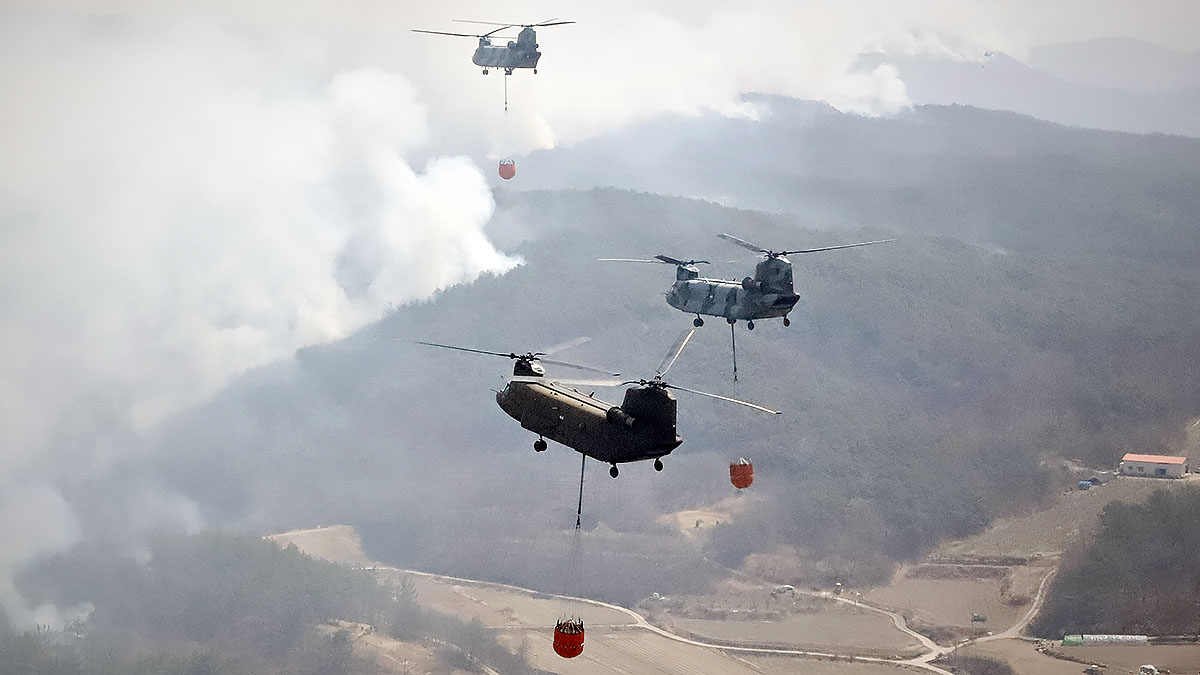 慶尚北道の山火事現場に陸軍ヘリ３５機を投入して総力戦。［写真　韓国陸軍］