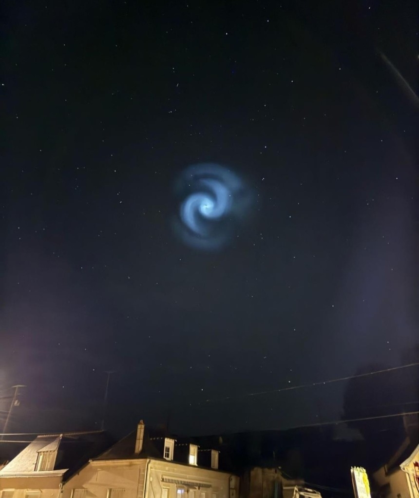 フランスやスウェーデンなど欧州上空で目撃された螺旋形の青い光。［写真　Ｘ］