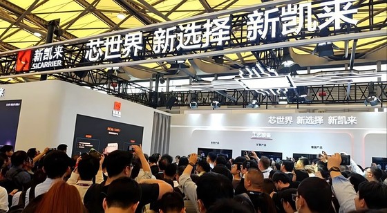中国上海で開かれた「セミコンチャイナ」に設けられたサイキャリアの展示館の様子。製品説明会を聞くために中国の半導体関係者が殺到している。[写真　読者]