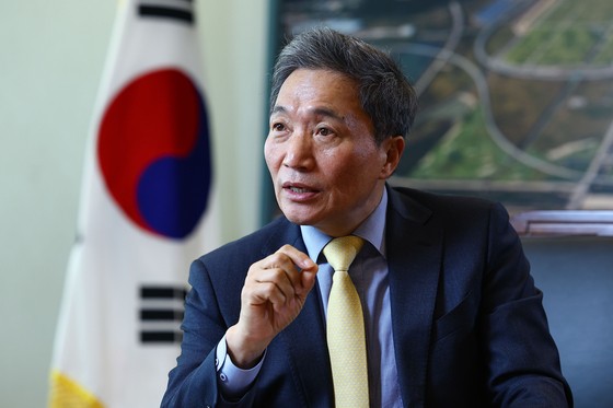 仁川国際空港公社の李鶴宰社長が２４日に中央日報とインタビューしている。キム・ジョンホ記者