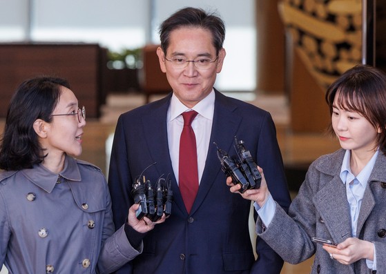 ２８日午後、中国を訪問していた李在鎔（イ・ジェヨン）サムスン電子会長が帰国し、金浦（キンポ）空港で取材陣の質問を受けている。　聯合ニュース