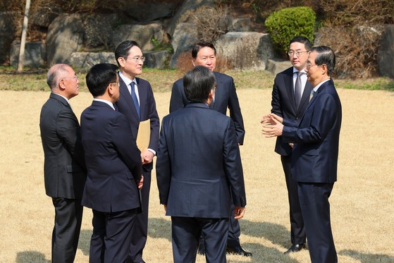 韓悳洙（ハン・ドクス）大統領権限代行が１日、首相公館で開かれた経済安保戦略ＴＦ会議の前、出席者と対話している。韓代行はこの日、米国の相互関税に関連し「各産業で政府ができる支援措置を緊急に用意する」と述べた。左から時計回りに鄭義宣（チョン・ウィソン）現代車グループ会長、李在鎔（イ・ジェヨン）サムスン電子会長、崔泰源（チェ・テウォン）ＳＫグループ会長、具光謨（ク・グァンモ）ＬＧグループ会長、韓代行、趙兌烈（チョ・テヨル）外交部長官、崔相穆（チェ・サンモク）経済副首相。　［写真　首相室］