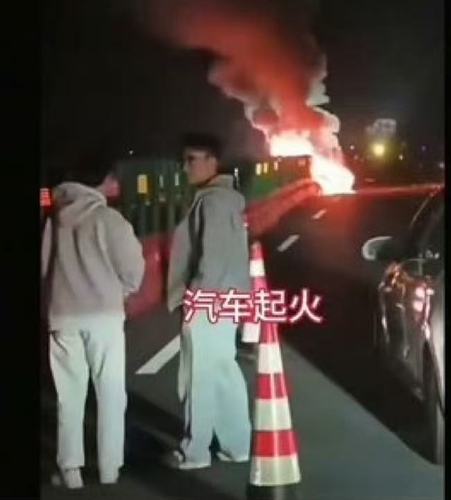 ソーシャルメディアに拡散した中国シャオミＳＵ７の火災場面。［Ｘ　キャプチャー］