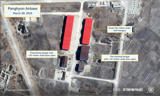米シンクタンクＣＳＩＳの「ビヨンド・パラレル」が先月２８日に撮影された衛星写真の分析などを根拠に、北朝鮮が方峴空軍基地に新しい無人機用格納庫７棟を完工したとみられると明らかにした。　［ＣＳＩＳホームページ・聯合ニュース］
