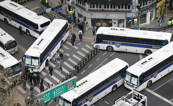 尹錫悦大統領の弾劾宣告期日を２日後に控えた４月２日、ソウル鍾路区（チョンノグ）の憲法裁判所近くの道路通行が統制されている。［写真　聯合ニュース］