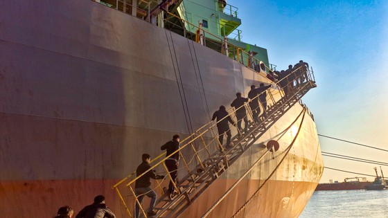 合同捜索チームが２日、江原道江陵市の玉渓港で薬物が隠されているとみられる外国貿易船に乗り込んでいる。　［写真　韓国関税庁］