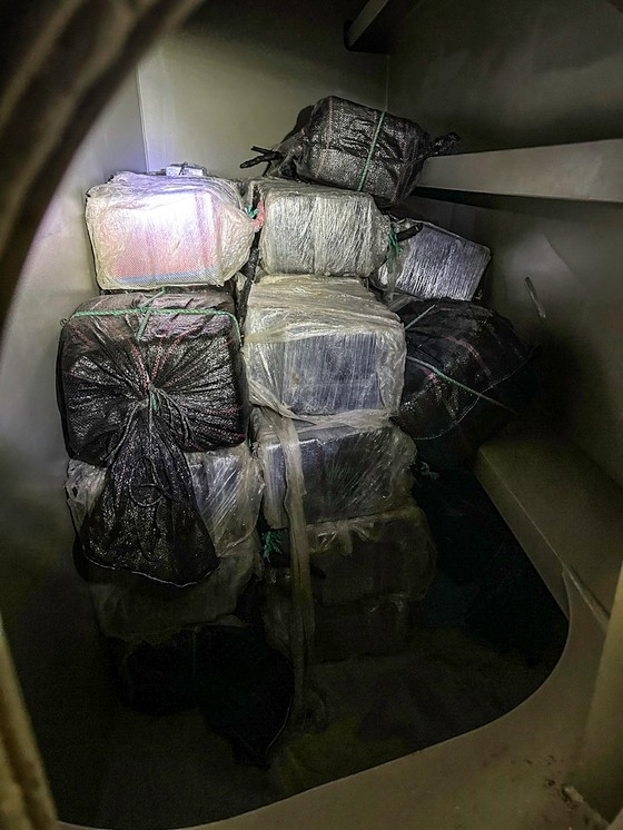 江陵の玉渓港に入港した貿易船から発見されたコカインと疑われるものが入った箱。［写真　韓国関税庁］