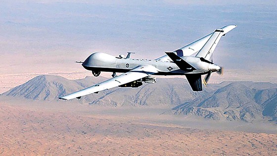昨年９月２８日、米軍の無人攻撃機ＭＱ－９リーパーがＧＢＵ－１２ペイブウェイIIレーザー誘導爆弾とＡＧＭ－１１４ヘルファイアミサイルなどで武装して南部アフガニスタン上空を飛行している。　［写真　米空軍］