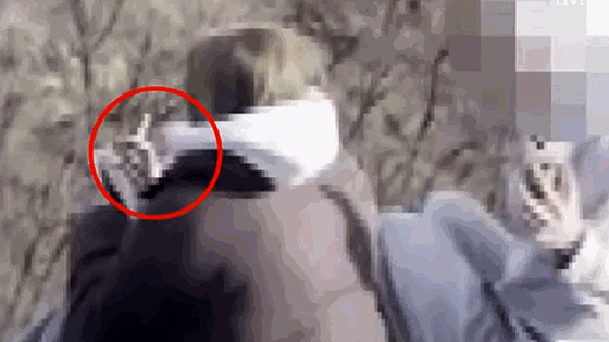   京畿道高陽市北漢山（キョンギド・コヤンシ・プクハンサン）の頂上でタバコを吸う外国人たち。［ＪＴＢＣ『事件班長』　キャプチャー］