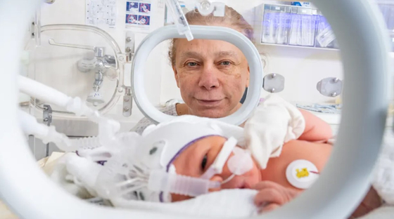 １０人目の子供を見守っている６６歳のヒルドブラントさん［ホームページ　キャプチャー］