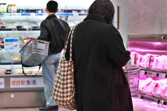 ６日、ソウルのある大型スーパー。消費者が買い物をしている。［写真　聯合ニュース］