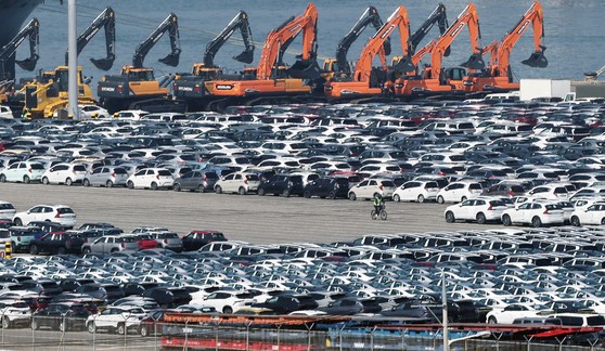 ６日、京畿道平沢の平沢港自動車専用埠頭に輸出用車両が止まっている。トランプ大統領が大統領令を通じて確定した基本関税が米国東部時間５日午前０時１分（日本時間５日午後１時１分）を期して施行され、米国に輸入される世界の大多数の国の製品に１０％の関税が課されることになった。韓国政府は米国の相互関税施行で直撃弾を受けた自動車産業に３兆ウォン規模の緊急政策金融を支援する計画だ。［写真　ニュース１］