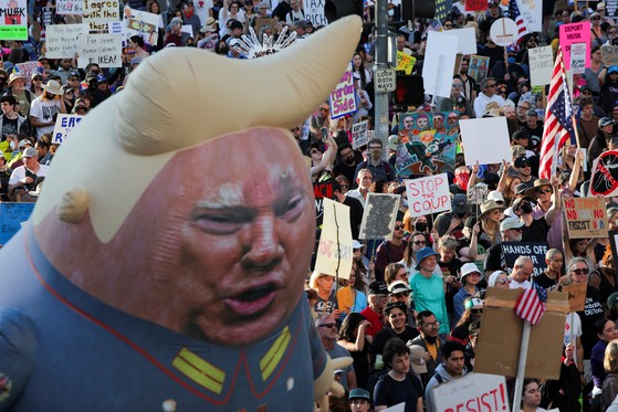 現地時間５日、米国カリフォルニア州ロサンゼルスでドナルド・トランプ大統領と顧問のイーロン・マスク氏に反対する大規模デモが行われている。［写真　ロイター＝聯合ニュース］