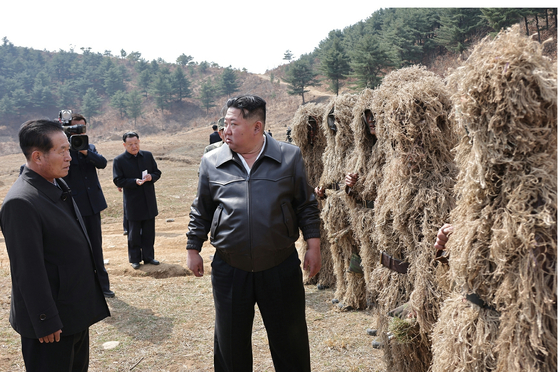 北朝鮮労働党機関紙の労働新聞が５日、「金正恩（キム・ジョンウン）同志が４月４日、朝鮮人民軍特殊作戦部隊の訓練基地を訪問し、総合訓練を指導した」と報じた。この日、金委員長は特殊作戦能力を高度化するための一連の重大措置に関する重要課題を指示した。　［写真　ニュース１］