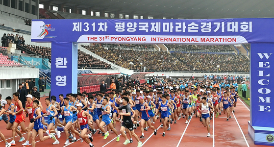 北朝鮮の労働新聞は７日、第３１回平壌（ピョンヤン）国際マラソン競技が６日、金日成（キム・イルソン）競技場で開催された事実を報じた。　［写真　ニュース１］