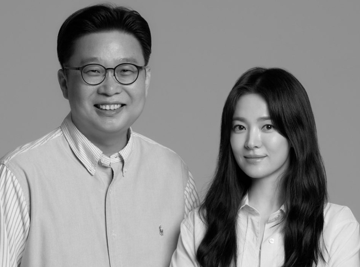 誠信女子大学の徐坰徳教授（左）と女優ソン・ヘギョ（右）。［写真　徐坰徳教授のＳＮＳ］