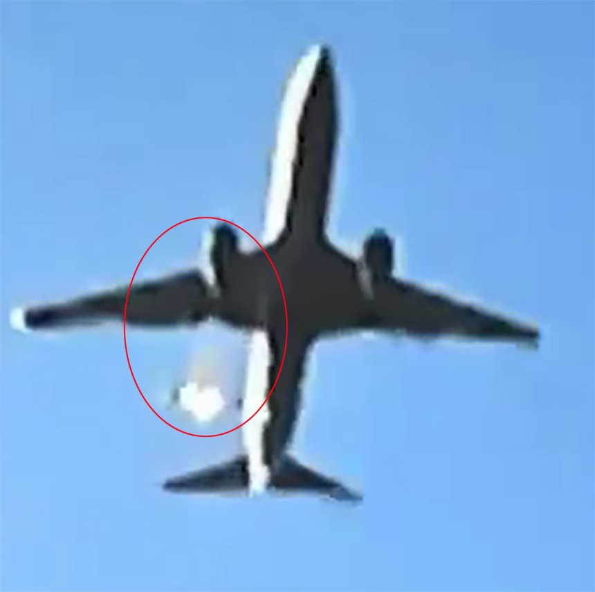 チェジュ航空旅客機が務安（ムアン）空港に着陸前に右側エンジンから異常火炎が噴射されている様子（赤い円の中）。［写真　聯合ニュース］