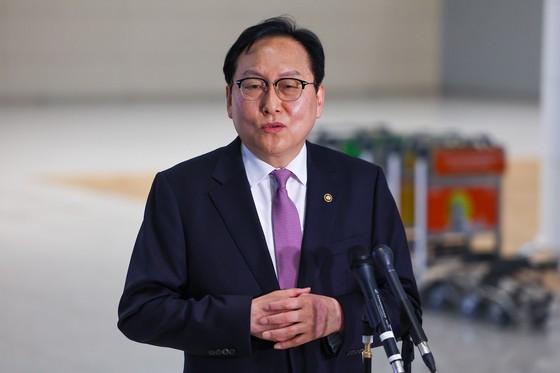 韓国産業通商資源部の鄭仁教（チョン・インギョ）通商交渉本部長が８日、仁川（インチョン）国際空港第２旅客ターミナルで米国に向け出国する前、取材陣のインタビューに応じている。　［聯合ニュース］