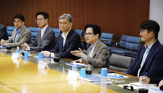 ＣＪグループの李在賢会長（右から２人目）が日本の関係者らと懇談会を進めている。［写真　ＣＪグループ］