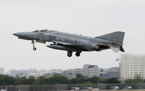 昨年、退役を控えた空軍のＦ－４Ｅファントム戦闘機が京畿道水原市（スウォンシ）空軍第１０戦闘飛行団で離陸する場面。　［ニュース１］