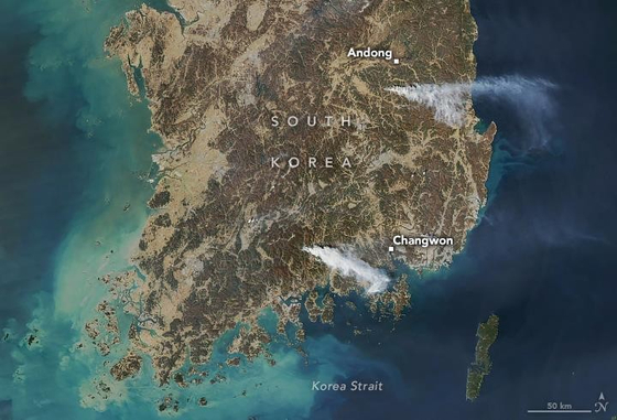 米国航空宇宙局（ＮＡＳＡ）が韓国の山火事発生状況を表す先月２２日の衛星写真を８日、公開した。［写真　ＮＡＳＡ　Ｅａｒｔｈ　Ｏｂｓｅｒｖａｔｏｒｙ］