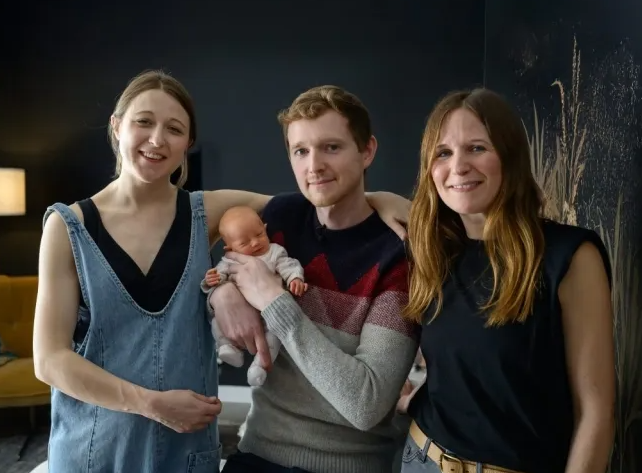 実妹から移植した子宮で生まれた赤ちゃんと家族。［写真　英国子宮移植のホームページ］  ​