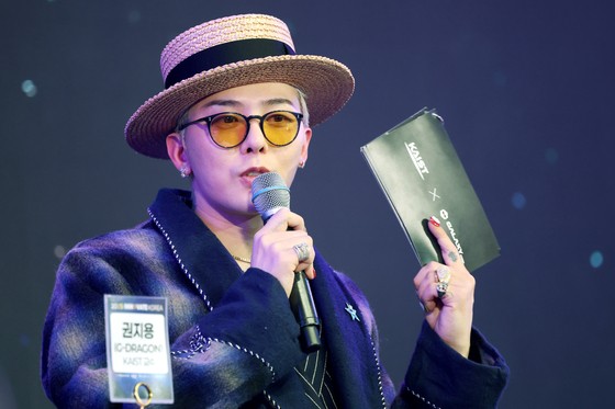 ＢＩＧＢＡＮＧのＧ－ＤＲＡＧＯＮ（ジードラゴン、ＧＤ、本名クォン・ジヨン）が９日午後、大田儒城区（テジョン・ユソング）ＫＡＩＳＴ本院の柳根哲（リュ・グンチョル）スポーツコンプレックスで開かれた「イノベートコリア２０２５」スペシャルトークショーで挨拶している。［写真　ニュース１］