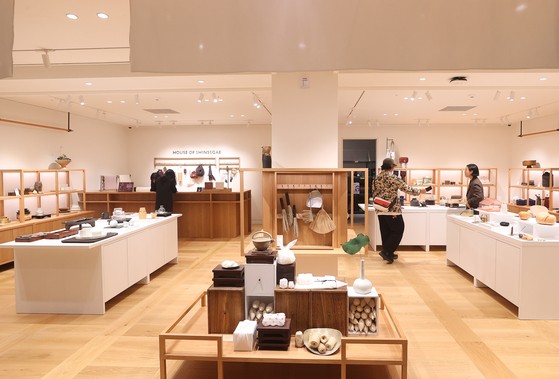 ソウル中区（チュング）にある新世界百貨店本店「ザ・ヘリテージ」が９日、開館した。地下１階に位置した「ハウスオブ新世界ヘリテージ」の内部。［写真　聯合ニュース］