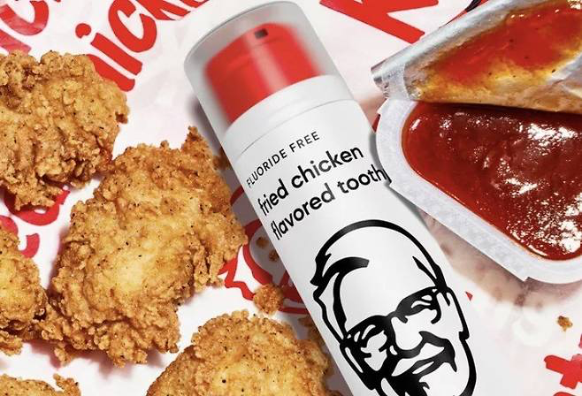 ファーストフード大手ＫＦＣが発売した「チキンフレーバー歯磨き粉」が早期に売り切れとなり人気を得ている。［写真　Ｈｉｓｍｉｌｅ／ＫＦＣ］