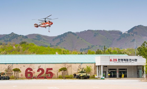 ２０２２年東部戦線非武装地帯の山火事鎮火に出た山林庁の山火事鎮火ヘリコプターの様子。［写真　高城郡］