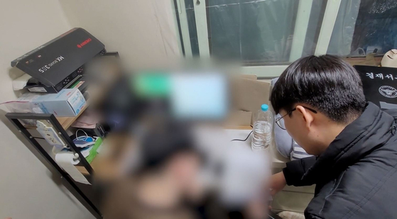 韓国警察がディープフェイク関連のテレグラムチャットルームを運営していた被疑者（左）を逮捕している。［写真　京畿北部警察庁］