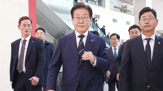 第２１代大統領選挙に出馬を宣言した共に民主党の李在明前代表が１１日午前、ソウル汝矣島（ヨイド）の国会疎通館でビジョンおよび選挙キャンプ人選を発表した後、記者会見場を出ている。［写真　ニュース１］