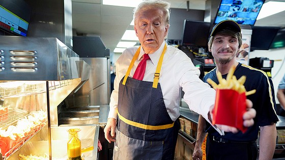 米国のドナルド・トランプ大統領が大統領選挙予備選中だった昨年１０月、ペンシルベニア州のあるマクドナルド店舗を訪れて一日スタッフとして活動している様子。［写真　ＡＰ＝聯合ニュース］