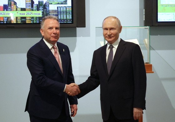 プーチン大統領が１１日（現地時間）、ロシアのサンクトペテルブルクで米国のウィトコフ中東担当特使（左）と握手している。　［ＥＰＡ＝聯合ニュース］