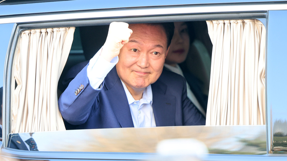 尹錫悦前大統領が１１日、ソウル竜山区漢南洞の大統領官邸を離れ、瑞草洞の私邸に移動して支持者らと挨拶をしている。チョン・ミンギュ記者