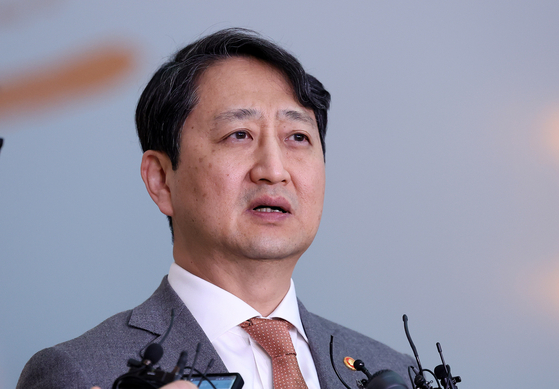 安徳根（アン・ドクグン）産業通商資源部長官が先月２０日、米国に出国する前、仁川国際空港２ターミナルで取材陣の質問に答えている。安長官は米ワシントンを訪問して米商務長官、エネルギー長官らと会い、米国のセンシティブ国指定問題や通商政策について議論した。　［ニュース１］