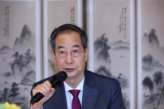 大統領代行の韓悳洙首相が１４日にソウルの首相公館で経済安保戦略タスクフォース会議を主宰している。［写真　大統領室写真記者団］