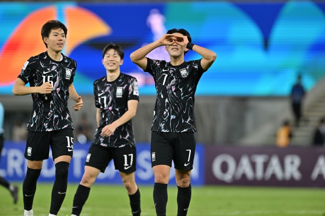 Ｕ－１７アジアカップ準々決勝で同点ゴールを決めた後、パフォーマンスをするキム・ジソン（右）　［写真　ＫＦＡ］