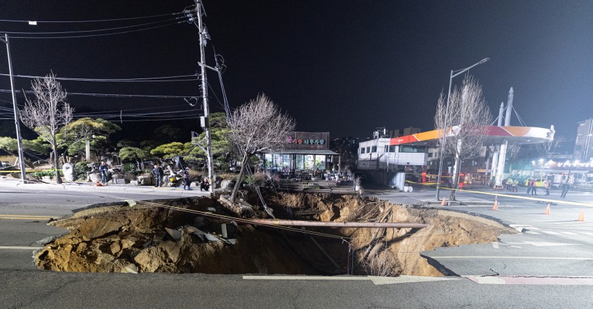 ３月２４日、ソウル江東区（カンドング）の大明（テミョン）小学校近くの交差点でシンクホール事故が発生した。［写真　ニュース１］
