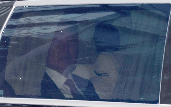 尹錫悦（ユン・ソクヨル）前大統領が１４日、ソウル中央地裁で開かれた内乱首謀容疑１次公判を終えた後、ソウル瑞草洞（ソチョドン）の私邸に到着した。午前１０時から午後６時２０分まで進行されたこの日の裁判は昼食時間と休廷時間を除いて５時間５０分ほど続いた。尹前大統領は９３分間、直接抗弁した。［ニュース１］