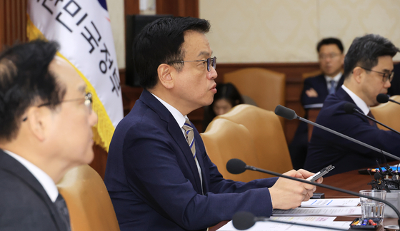 崔相穆（チェ・サンモク）副総理兼企画財政部長官が１５日、政府ソウル庁舎で経済関係長官会議兼産業競争力強化関係長官会議を開き、この中で発言している。［写真　聯合ニュース］