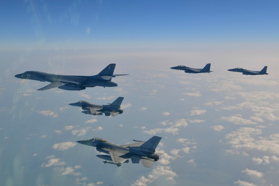 韓米両国は２月２０日、米Ｂ－１Ｂ戦略爆撃機「ランサー」が展開した中、今年最初の連合空中訓練を実施した。トランプ政権発足後の最初の空中訓練でもあった。　［写真　国防部＝ニュース１］