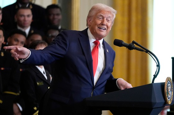 トランプ米国大統領が１５日、ホワイトハウスで米海軍士官学校アメリカンフットボールチームに軍統帥権者トロフィーを授与した。［写真　聯合ニュース］